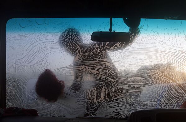 پسر بچه ای در حال شستن ماشین در  داکا - اسپوتنیک ایران  