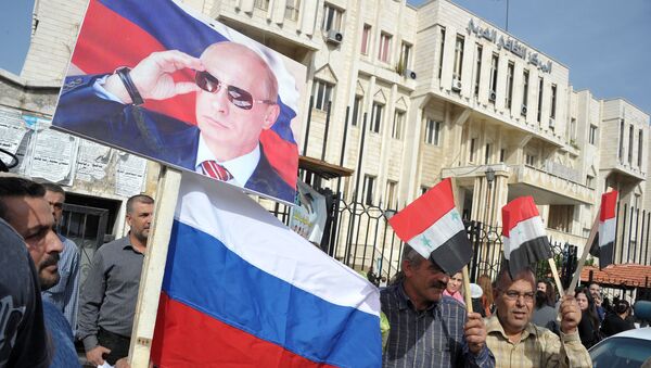 راهپیمایی مردم سوریه با پرچم ایران و روسیه + عکس - اسپوتنیک ایران  