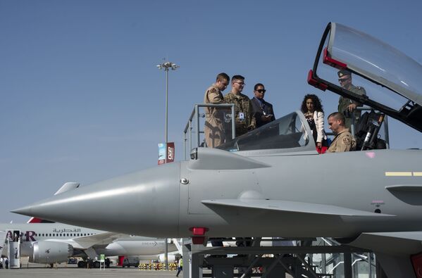 هواپیمای جنگنده Eurofighter Typhoon در نمایشگاه هوافضای دبی 2015 - اسپوتنیک ایران  