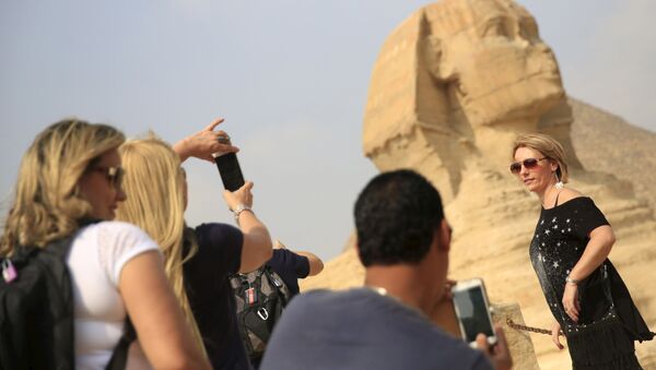 Туристы фотографируются на фоне Сфинкса в окраинах Каира, Египет - اسپوتنیک ایران  