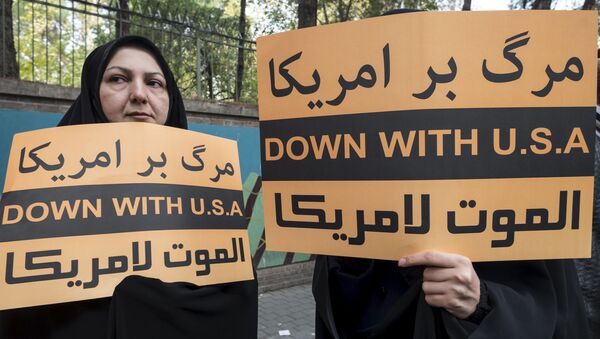 Иранские женщины с антиамериканскими лозунгами возле американского посольства в Тегеране - اسپوتنیک ایران  