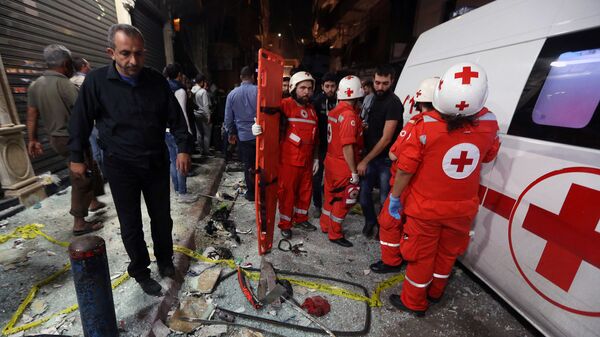 Сотрудники Красного Креста на месте теракта в Бейруте, Ливан - اسپوتنیک ایران  