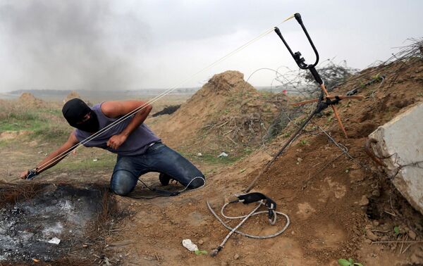 فلسطینی در حال سنگ پراکنی به سرباز اسرائیلی - اسپوتنیک ایران  