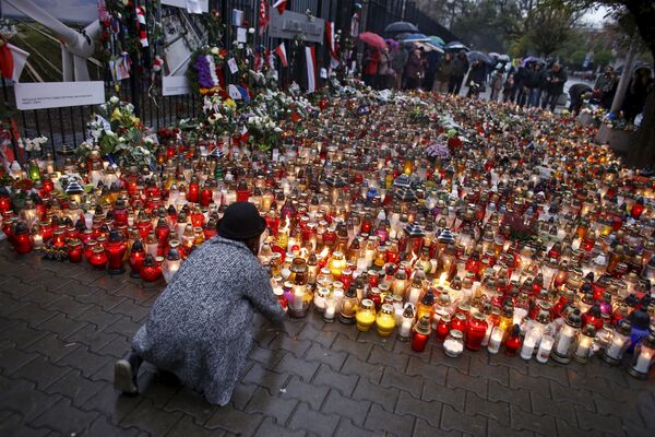 یک دختر لهستانی در مقابل سفارت فرانسه در ورشو شمع به یاد قربانیان روشن می کند - اسپوتنیک ایران  