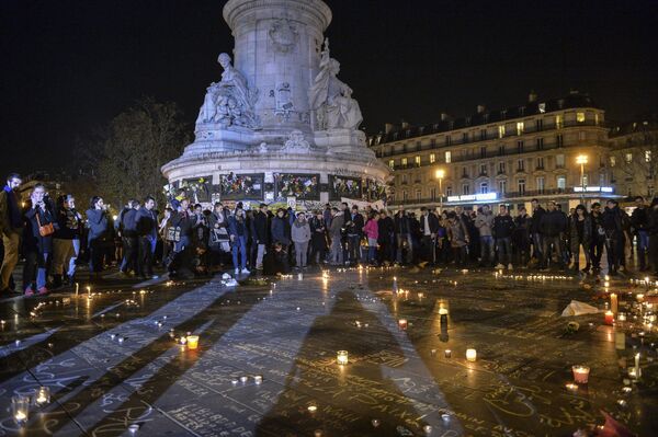 ساکنان پاریس در میدان جمهوری شمع ها و گل ها به یاد قربانیان نثار می کنند - اسپوتنیک ایران  