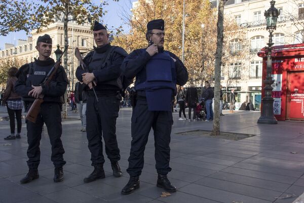 نیروهای تقویت شده پلیس در میدان جمهوری در پاریس - اسپوتنیک ایران  
