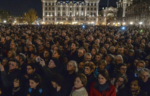 مراسم دعا به یاد قربانیان در کلیسای حضر مریم پاریس - اسپوتنیک ایران  