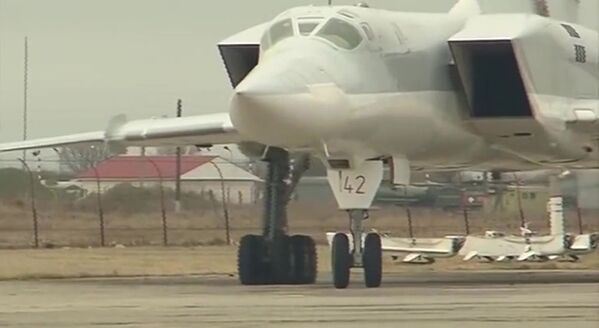 هواپیمای توپولف 22 ام 3 نیروی هواـ فضای روسیه پس از پرواز رزمی برای بمباران مواضع داعش در سوریه - اسپوتنیک ایران  