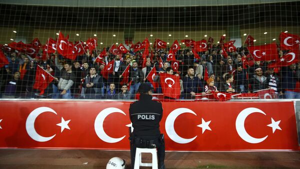 بی احترامی فوتبال دوستان ترکی به دقیقه سکوت برای پاریس - اسپوتنیک ایران  