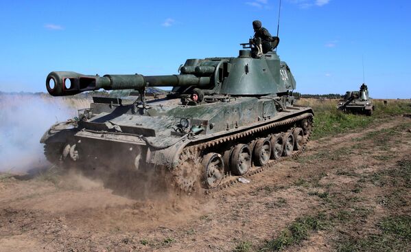 سامانه توپخانه ای متحرک 152 میلی متری آکاتسیا در رزمایشی در استان کالینین گراد روسیه - اسپوتنیک ایران  