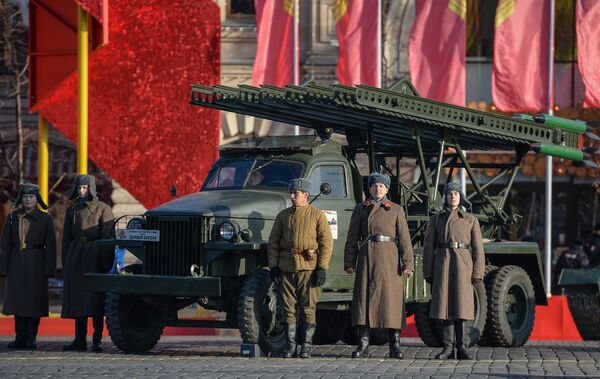 شرکت کنندگان در مراسم  بزرگداشت سالگرد رژه تاریخی 7 نوامبر 1941 در میدان سرخ مسکو در کنار سیستم آتشبار موشکی توپخانه ای بی ام 13 که در دوره جنگ کبیر میهنی مردم شوروی از آن استفاده شد. - اسپوتنیک ایران  