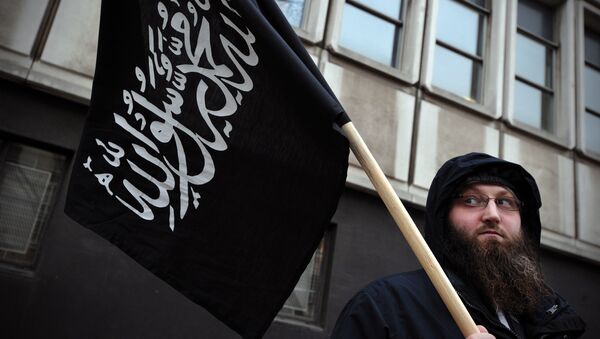 A Muslim protester with an Islamic flag in central London - اسپوتنیک ایران  