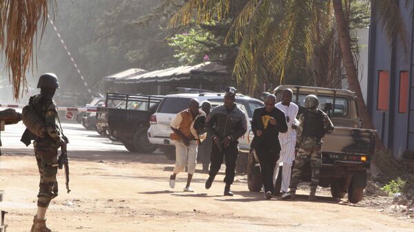 Эвакуация людей из зоны рядом с захваченным отелем Radisson Blu в Бамако, Мали  - اسپوتنیک ایران  