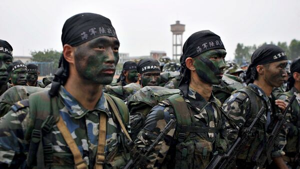 چین با سلاح آتش انداز تروریست ها را می سوزاند - اسپوتنیک ایران  