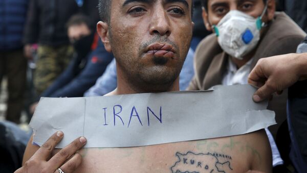 Иранский мужчина выражает протест на границе между Грецией и Македонией - اسپوتنیک ایران  