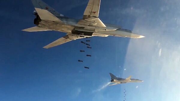 Бомбардировщики-ракетоносцы Ту-22 ВКС России во время нанесения авиаудара по объектам ИГ в Сирии - اسپوتنیک ایران  
