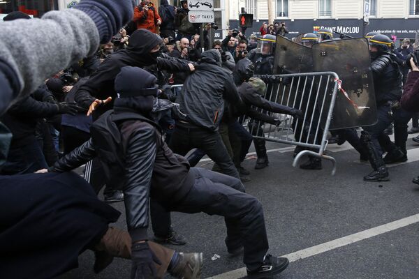 درگیری تظاهرات کنندگان با پلیس در پاریس - اسپوتنیک ایران  