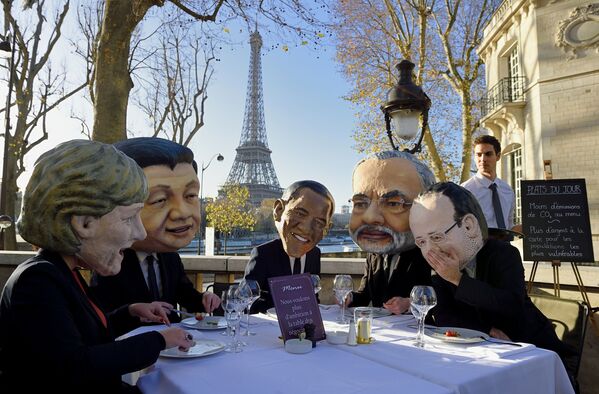 جمعی از هنرمندان با ماسک های رهبران کشورهای شرکت کننده در گردهمایی تغییرات اقلیمی در پاریس - اسپوتنیک ایران  