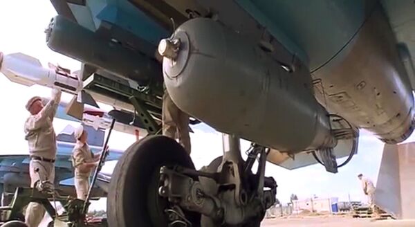 آماده سازی و پروازهای رزمی جنگنده بمب افکن های سوخو 34 در سوریه - اسپوتنیک ایران  