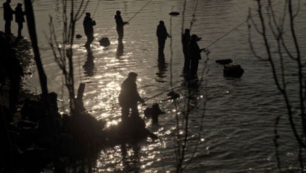 Мужчины рыбачат на речке, впадающей в Азовское море, в городе Мариуполь - اسپوتنیک ایران  