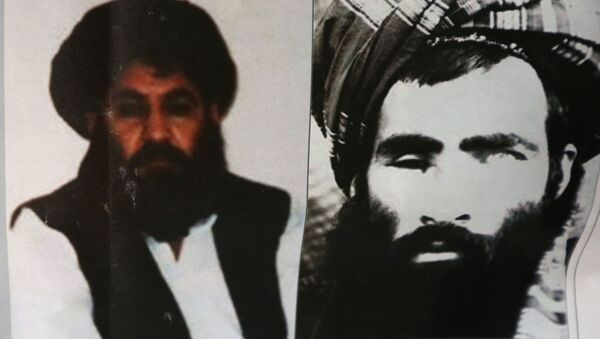Фотографии нового лидера афганских талибов Ммуллы Ахтар Мансур и бывшего лидера муллы Мухаммада Омара в афганской газете - اسپوتنیک ایران  