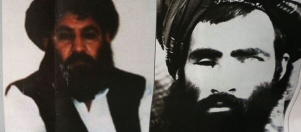 Фотографии нового лидера афганских талибов Ммуллы Ахтар Мансур и бывшего лидера муллы Мухаммада Омара в афганской газете - اسپوتنیک ایران  